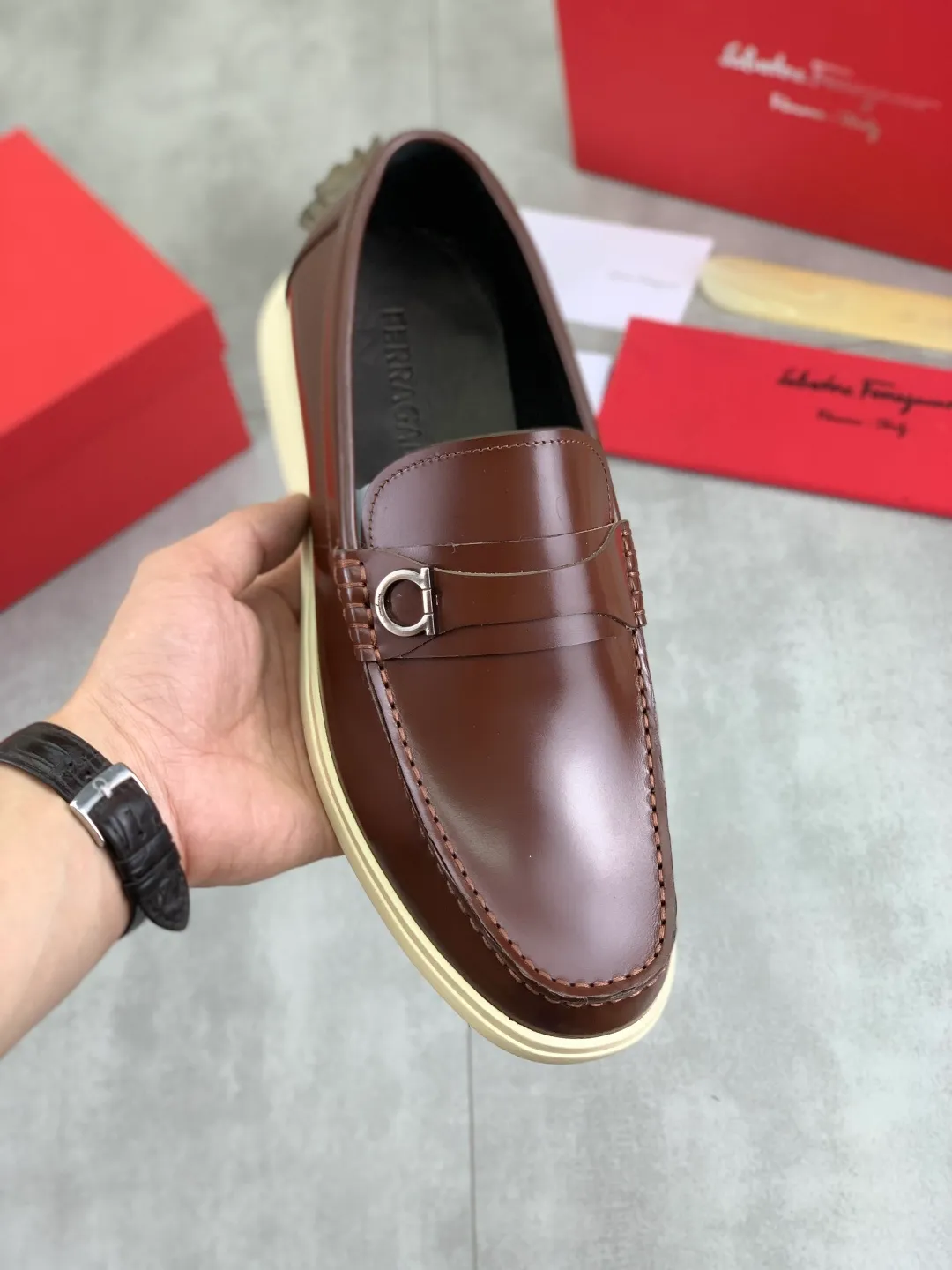Men's Men's Shoes 💰P580💰[New Style] Water-dyed Niuli 🆘[Salvatore Ferragamo] Ferragamo's latest casual business leather shoes for men! Listed simultaneously! The fabric is made of specially imported original open-edge beaded calfskin, and the interior is made of imported water-dyed cowhide. It is absolutely luxurious and leads the fashion trend. Matching code: 38-44 (45 and 46 can be customized) Black, brown and burgundy colors available